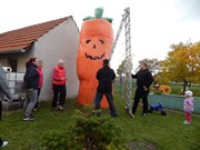 Převlékáme čarodějnici za Obří Halloweenskou mrkvodýni